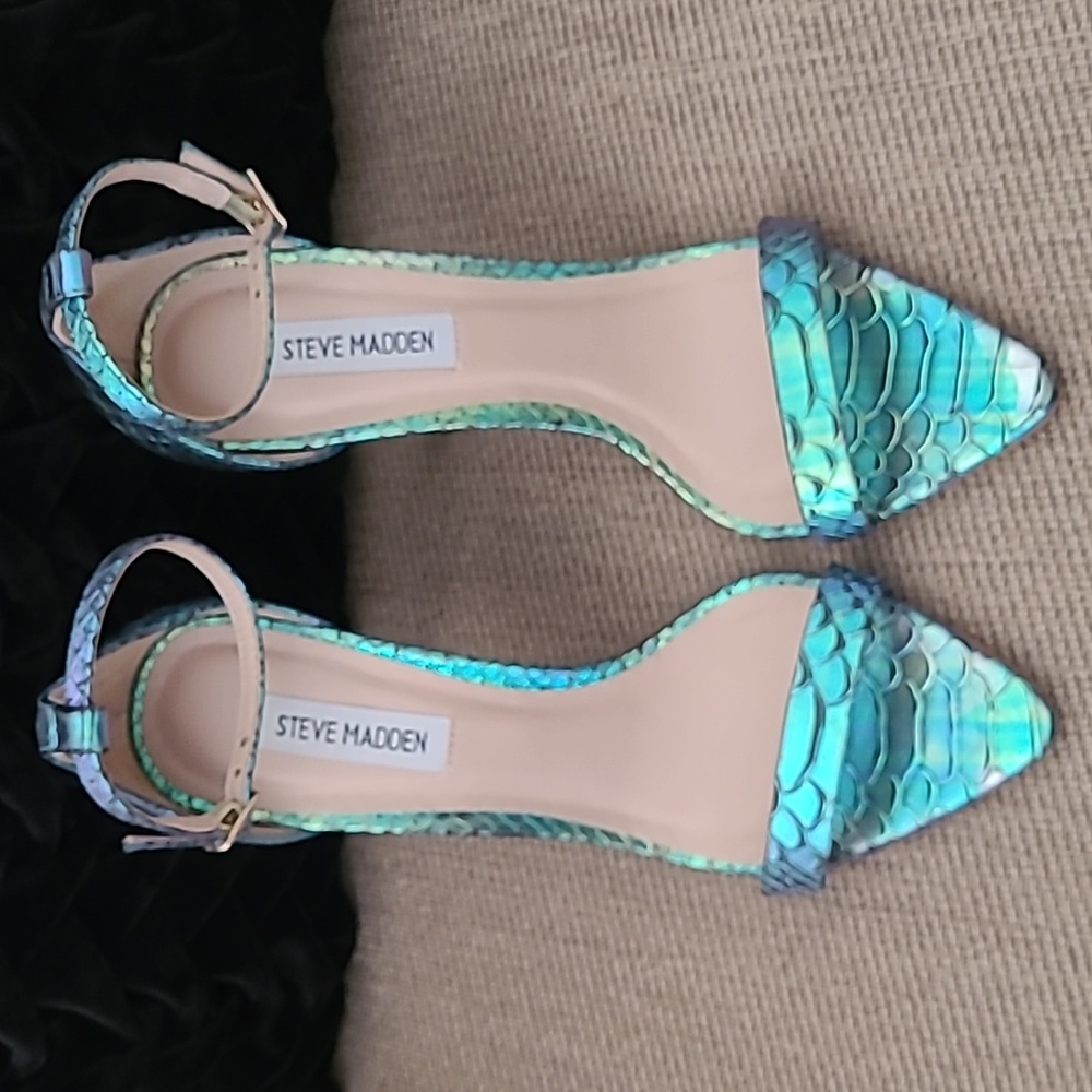 STEVE MADDEN WOMEN'S SANE IRIDESCENT SNAKE PRINT POINTED SANDALS - Picture 3 of 11